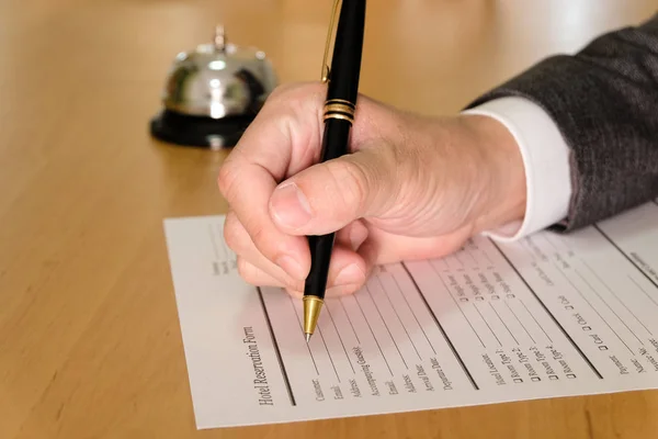 Mężczyzna Biznesmen Używać Pióra Pisania Formularzu Rezerwacji Hotelu Recepcji Concierge — Zdjęcie stockowe