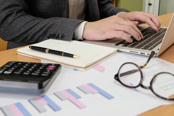 Enfoque Selectivo Borroso Hombre Negocios Inteligente Con Traje Calcular Escribir — Foto de Stock