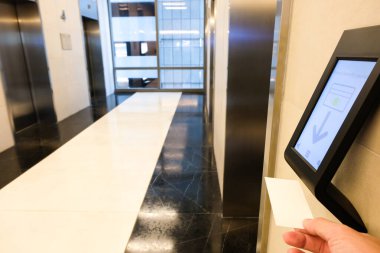 Asansörün önündeki RFID okuyucusu sadece binadaki yetkili kişilerin kullanmasına izin veriyor. Modern apartman, apartman veya ofis binasının güvenlik özelliklerinden biri