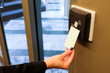 Kadınlar ofis binası ve çalışma alanına ulaşmak için RFID anahtar kartını kullanıyorlar. Bina güvenliğinde sadece yetkili kişi