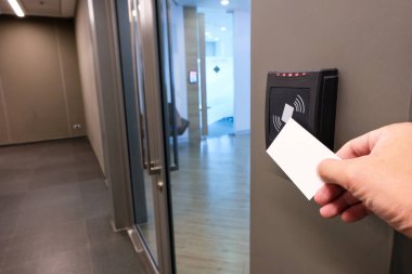 Erkekler ofis binası ve çalışma alanına ulaşmak için RFID anahtar kartını kullanıyorlar. Bina güvenliğinde sadece yetkili kişi