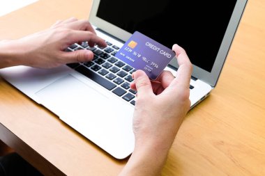 Erkekler online alışveriş siparişi vermek için kredi kartı ve ödeme bilgilerini klavyede tutuyorlar. İnternet teknolojisi ve Dijital Pazar yeri E-Ticaret yaşam tarzı konsepti, Satın Alma işlemi.