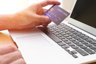 Erkekler online alışveriş siparişi vermek için kredi kartı ve ödeme bilgilerini klavyede tutuyorlar. İnternet teknolojisi ve Dijital Pazar yeri E-Ticaret yaşam tarzı konsepti, Satın Alma işlemi.