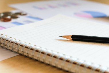 Bulanık seçici odaklanma, mali, vergi ve ticari bilgi grafiği grafiği grafiği çizelgesinde maliyet düşüşü. Vergi ve gider yönetimi. Not alın ve tasarruf için ödemeyi azaltmak için hedef planı belirleyin