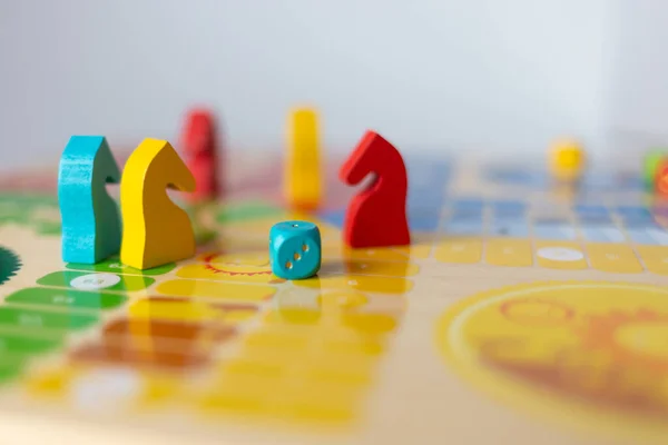 Bunte Spielfigur mit Würfeln, Ludo Brettspiel, blau — Stockfoto