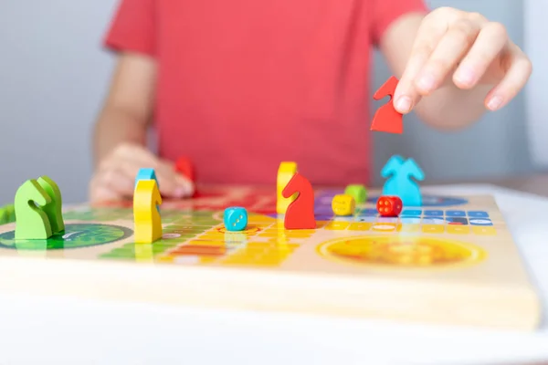 Conceito de jogo de tabuleiro, peça de jogo de mão de criança — Fotografia de Stock