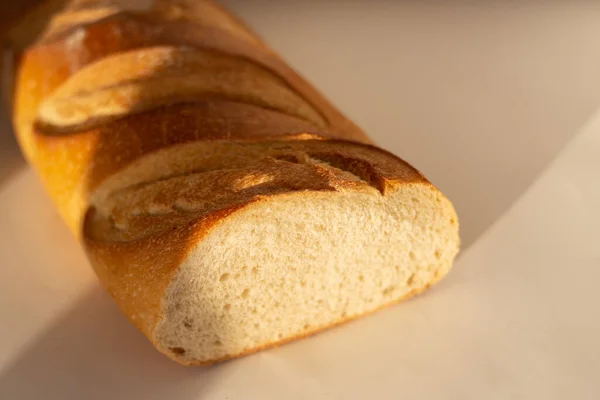 Frisches Knäckebrot, Weißweizenbrot, französisches ungesäuertes Brot — Stockfoto