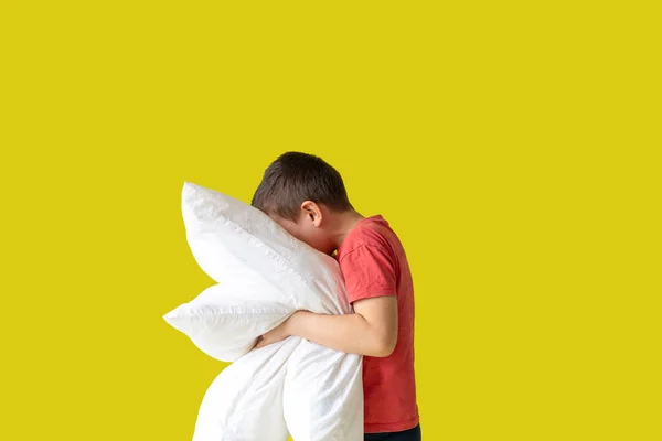 Vijf jaar oud jongen met ruim twee witte kussens, slaap desorders, droom, melatonine, slapeloosheid — Stockfoto