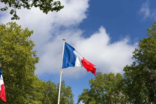 Γαλλική εθνική σημαία κυματίζει στον άνεμο — Φωτογραφία Αρχείου