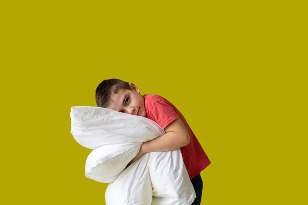 Un niño con dos almohadas, trastornos del sueño, sueño, melatonina, insomnio, insomnio —  Fotos de Stock