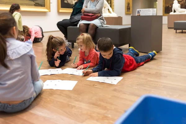 Dzieci wewnątrz muzeum sztuki, dzieci rysujące na podłodze — Zdjęcie stockowe