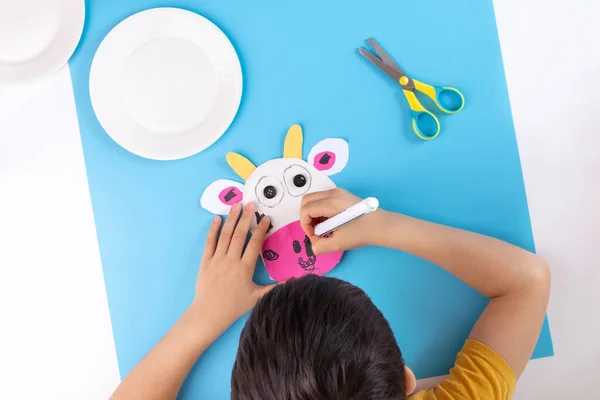 Artesanía de papel de vaca fácil para niños —  Fotos de Stock