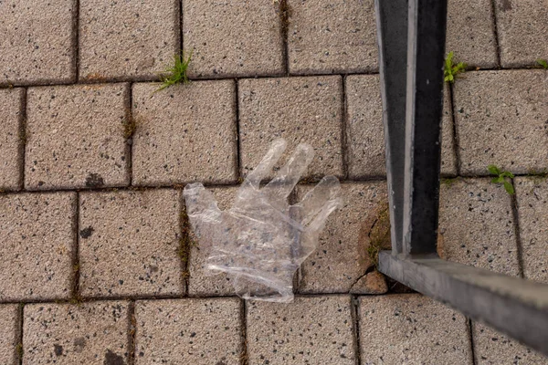 Guantes desechables de plástico usados en graund — Foto de Stock