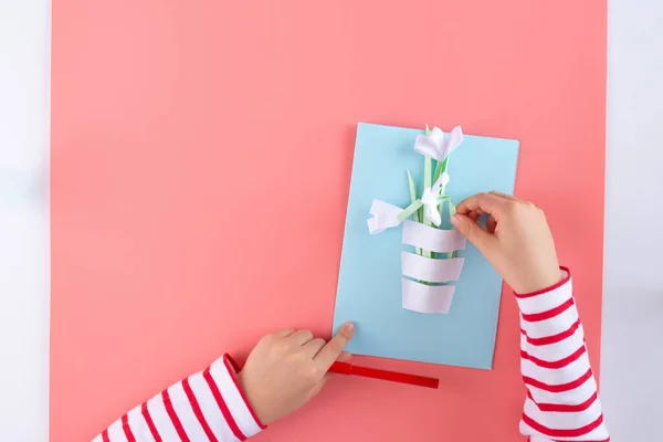 종이 공예 어머니의 날 카드, 아이들 이 종이 꽃을 만드는 계모 5 — 스톡 사진