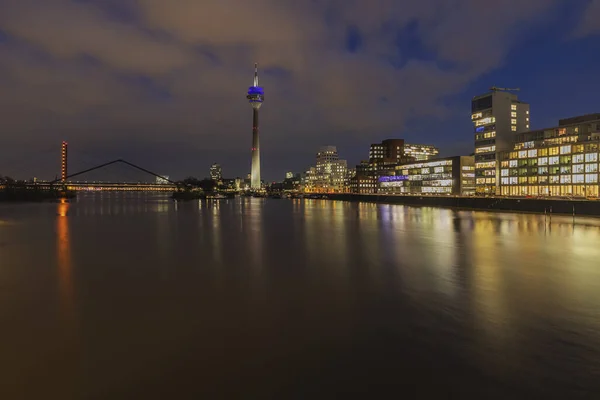 Duesseldorf - Vista al horizonte iluminado de Duesseldorf en Media Harbour, Renania del Norte Westfalia, Alemania, 05.02.2020 —  Fotos de Stock