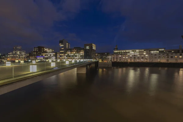 Düsseldorf - Zicht op verlichte voetpaden in de buurt van Hyatt Regency Hotel at Media Harbour, Nordrhein-Westfalen, Duitsland, 05.02.2020 — Stockfoto