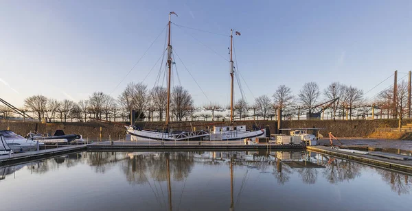 Duesseldorf - Duesseldorf Marina, Kuzey Ren Vestfalyası 'ndaki büyük gemiye bakın, 05.02.2020