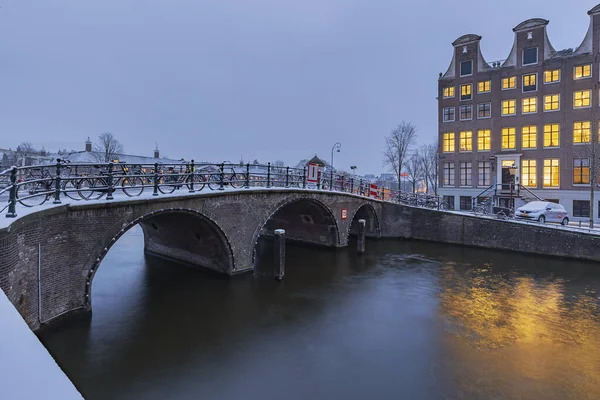 Amsterdam Widok Stone Bridge Pobliżu Rzeki Amstel Zimie Nordholland Holandia — Zdjęcie stockowe