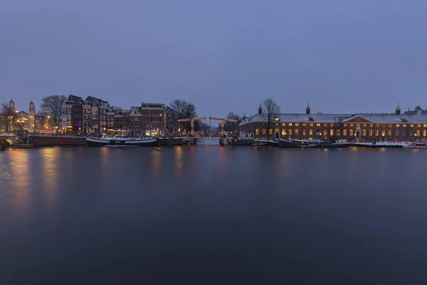 Amsterdam Widok Walter Sueskindbridge Nocy Nad Rzeką Amstel Zimie Nordholland — Zdjęcie stockowe