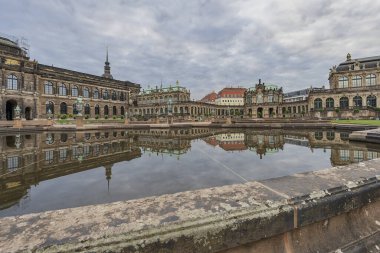 Dresden - Zwinger Sarayı 'ndaki Panorama-View to China Pavilion, Çeşme havuzuna yansıdı, Saksonya, Almanya, Dresden, 01.10.2018