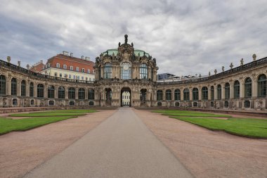 Dresden - Zwinger Sarayı 'ndaki Çin Pavyonu, Çeşme havuzuna yansıdı, Saksonya, Almanya, Dresden, 01.10.2018