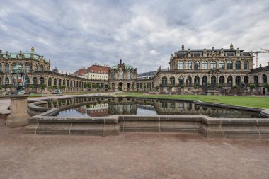 Dresden - Çin pavyonu ile Zwinger Sarayı 'na bakın, havuza yansıdı, Saksonya, Almanya, Dresden, 01.10.10.2018