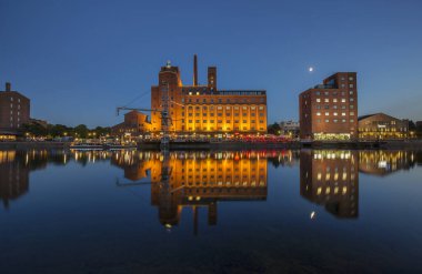 Duisburg - Blue Hour, North Rhine Westphalia, Almanya, Duisburg, 09.09.2016 Duisburg 'daki Duisburg Inner Harbour' daki Aydınlanmış Binalar