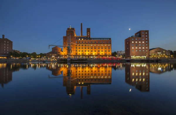 Duisburg - Blue Hour, North Rhine Westphalia, Almanya, Duisburg, 09.09.2016 Duisburg 'daki Duisburg Inner Harbour' daki Aydınlanmış Binalar