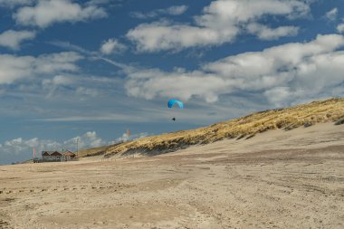 Domburg - Domburg Sahili, Zeeland, Hollanda, Domburg, 18.03.2019 'da Beach-Pavilion ve Paraglider Cephesi