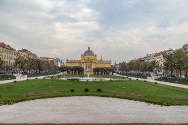 Zagreb - Uzak mesafedeki Katedral Kuleleri ile Kral Tomislav Meydanı 'ndan Sanat Pavyonu' na Bakış, Zagreb, Hırvatistan, Zagreb, 18.10.2018