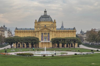 Zagreb - Uzak mesafedeki Katedral Kuleleri ile Sanat Pavyonu 'na Bakış, Zagreb, Hırvatistan, Zagreb, 18.10.2018