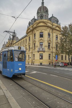 Zagreb - Hırvat Demiryolu Şirketi 'nin binasında yer alan ünlü mavi tramvaya bakın, Zagreb, Hırvatistan, Zagreb, 18.10.2018