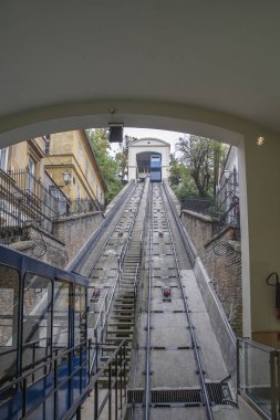 Zagreb - Yüzde 52 'lik bir eğime sahip olan teleferiğe bakın, Zagreb füniküleri dünyanın en kısa ve dik otomobillerinden biri, Hırvatistan, Zagreb, 18.10.2018