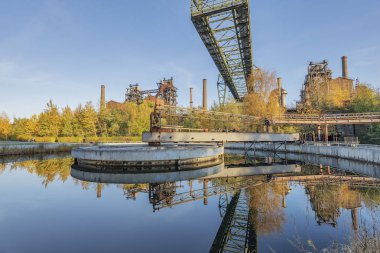 Duisburg - Landschaftspark Duisburg-Meiderich 'teki su rezervuarına bakan Çelik Değirmen Binaları, Kuzey Ren Vestfalyası, Almanya, Duisburg, 03.11.2018