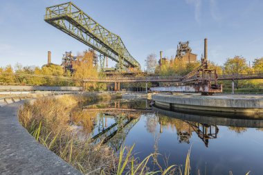 Duisburg - Landschaftspark Duisburg-Meiderich 'teki Su Rezervuarı' na bakın. Su, Kuzey Ren Vestfalyası, Almanya, Duisburg, 03.11.2018