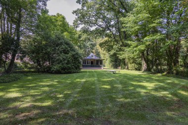 Krefeld - 1928 ve 1931 yılları arasında Mies van der Rohe, Kuzey Ren Vestfalyası, Almanya, 23.08.2019 arasında inşa edilen Esters Müzesi 'ndeki Park' tan Garden-Cabin 'e Manzara