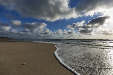 Sylt - Almanya 'nın kuzeyinde Schleswig-Holstein, 07.06.2015' te büyük bulutlarla Wenningstedt Sahili 'ne bakın.