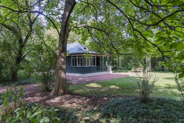 Krefeld - 1928 ve 1931 yılları arasında Mies van der Rohe, Kuzey Ren Vestfalyası, Almanya, 23.08.2019 arasında inşa edilen Esters Müzesi 'ndeki Park' tan Garden-Cabin 'e Manzara