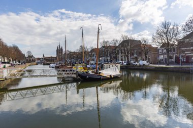 Zierikzee - 19.03.2019 'da Zeeland, Hollanda' da tekneleri çekilen eski limana bakın.