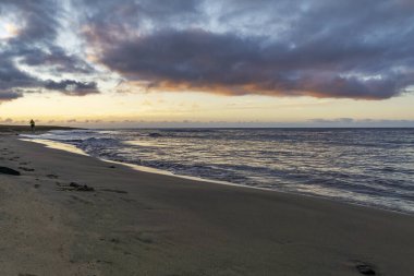 Büyük Kanarya - Maspalomas Sahili 'nde yalnız koşucuya Sabahın erken saatlerinde İspanya, Gündoğumunda, 11.06.2016