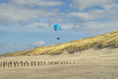 Domburg - İyi Rüzgar, Zeeland, Hollanda ile Paraglider Görünümü, 18.03.2019