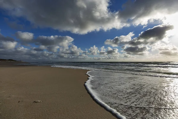 Sylt - Almanya 'nın kuzeyinde Schleswig-Holstein, 07.06.2015' te büyük bulutlarla Wenningstedt Sahili 'ne bakın.