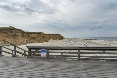 Sylt - Almanya 'nın kuzeyinde Schleswig-Holstein, Kampen' deki tahta kaldırımdan Kızıl Kayalıklara ve Sahillere bakış