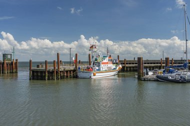 Sylt - Almanya 'nın kuzeyinde Schleswig-Holstein eyâletinde, List Harbor' da demirlemiş Sar Boat Pidder Lueng (kendi adı) görüntüsü