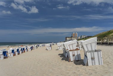 Sylt - Almanya 'nın kuzeyinde Schleswig-Holstein, Westerland plaj sandalyelerine bakın, 07.06.2019