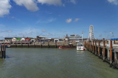 Sylt - Almanya 'nın kuzeyinde Schleswig-Holstein, 09.06.2019' da Restoran ve Dükkanlarla Liste Limanı 'ndaki İskeleye bak