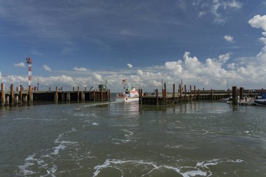 Sylt - Almanya 'nın kuzeyinde Schleswig-Holstein eyâletinde, Liste-Harbor' dan ayrılan Çavuş Pidder Lueng 'e (kişisel isim) bakın.