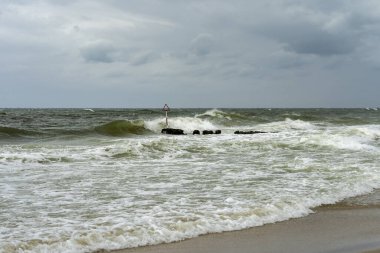 Sylt - Wenningstedt Sahili / Almanya 'da dalgalı denizde dalgalanma için yakın çekim görüntüsü
