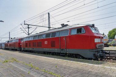 Itzehoe - Tren İstasyonu 'na ve elektrik verilmeyen Hindenburgdamm' dan önce Almanya 'nın kuzeyinde Schleswig-Holstein, 04.06.2019