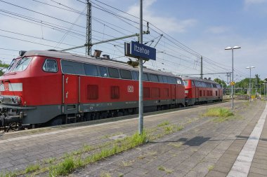 Itzehoe - Tren İstasyonu 'na ve elektrik verilmeyen Hindenburgdamm' dan önce Almanya 'nın kuzeyinde Schleswig-Holstein, 04.06.2019 